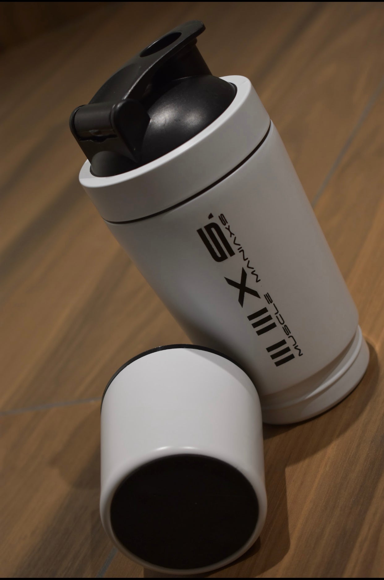 HARD STEEL SHAKER WITH DEDICATED COMPARTMENT