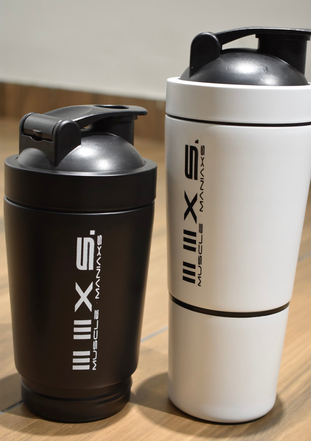 HARD STEEL SHAKER WITH DEDICATED COMPARTMENT