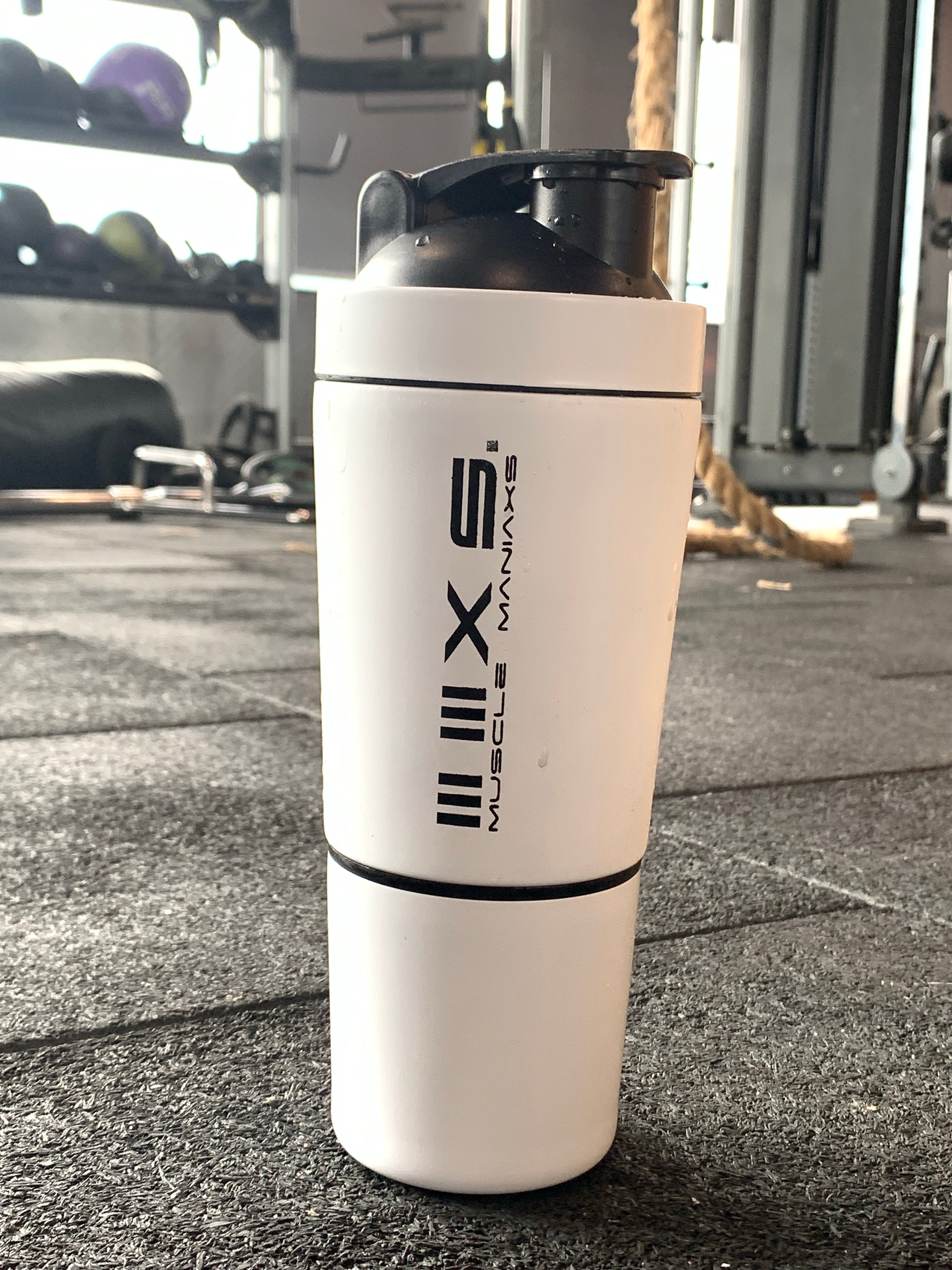 HARD STEEL SHAKER WITH DEDICATED COMPARTMENT