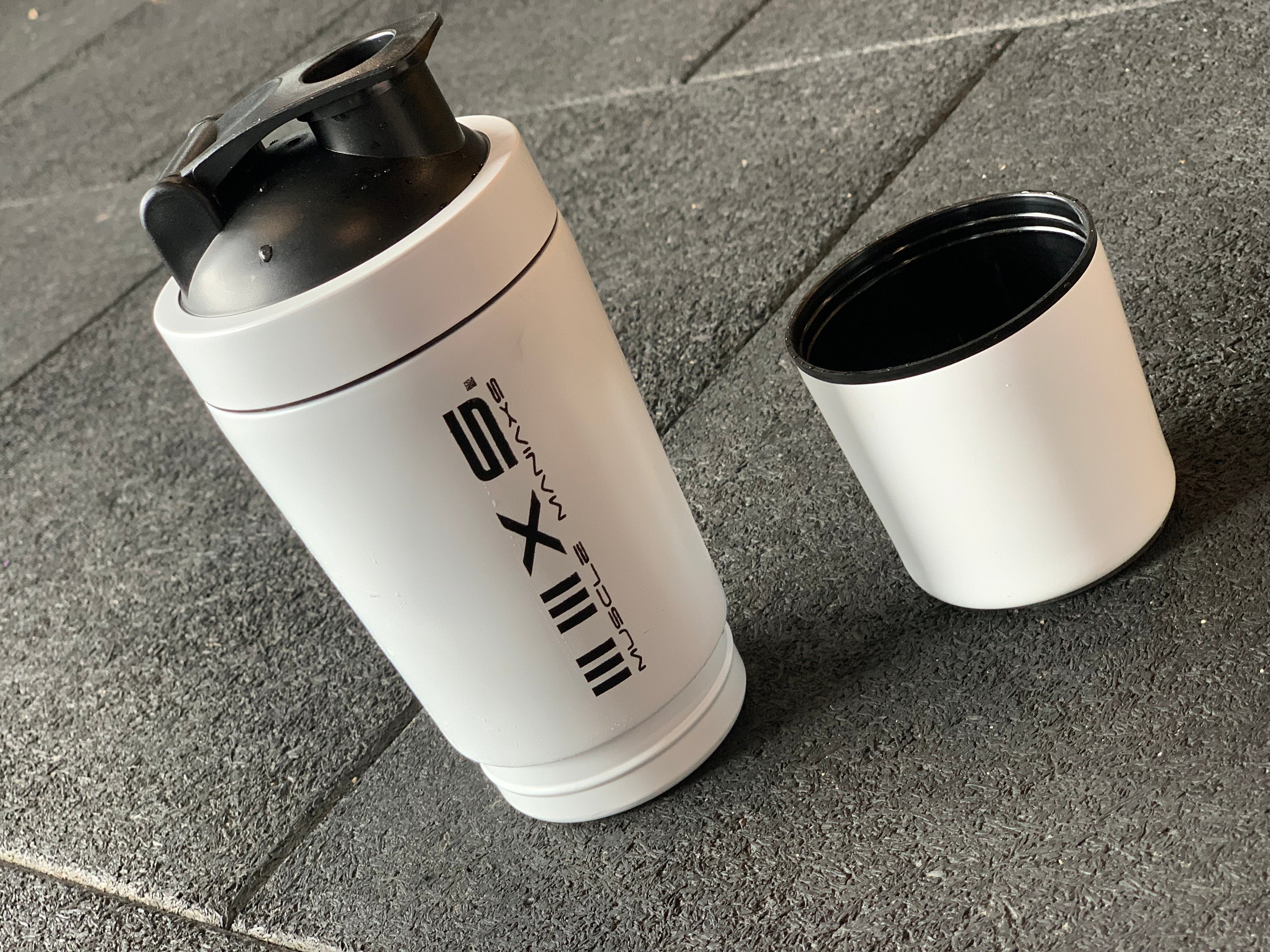 HARD STEEL SHAKER WITH DEDICATED COMPARTMENT